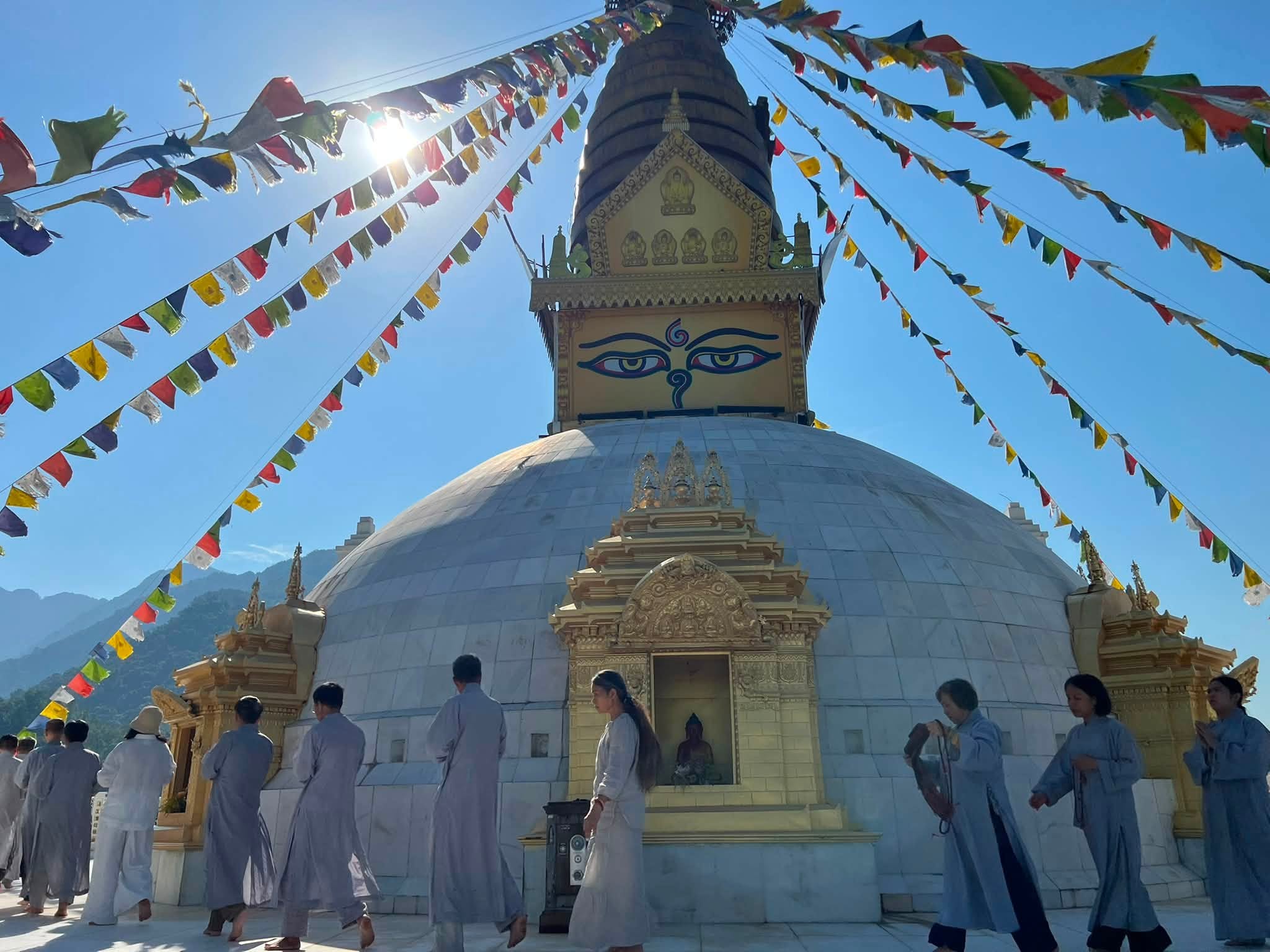 Vi nhiễu Bảo tháp ngày tạ đàn Chuyên tu