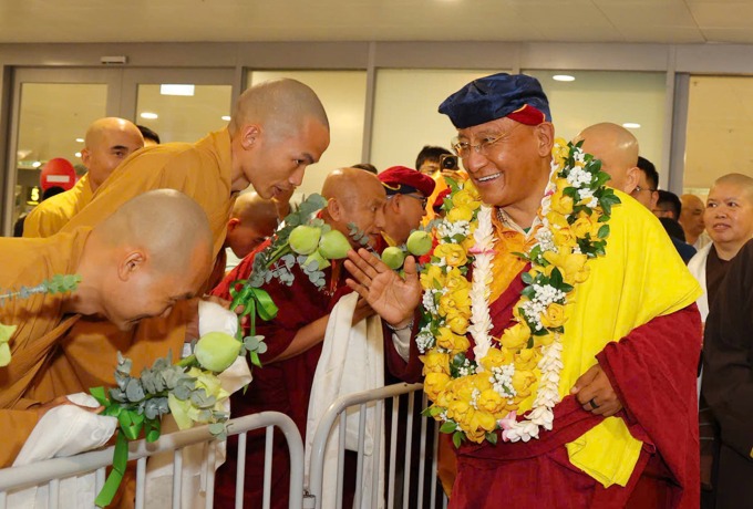 Lãnh đạo Truyền thừa Drukpa cùng tăng đoàn xuống Sâu bay Nội Bài sáng 15/4. Ảnh: Drukpa Việt Nam