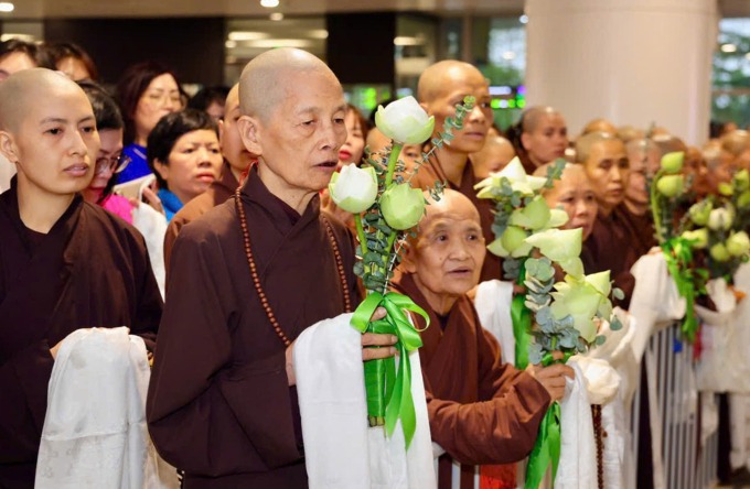 Tăng ni, phật tử chờ đón tăng đoàn tại Sân bay Nội Bài. Ảnh: Drukpa Việt Nam