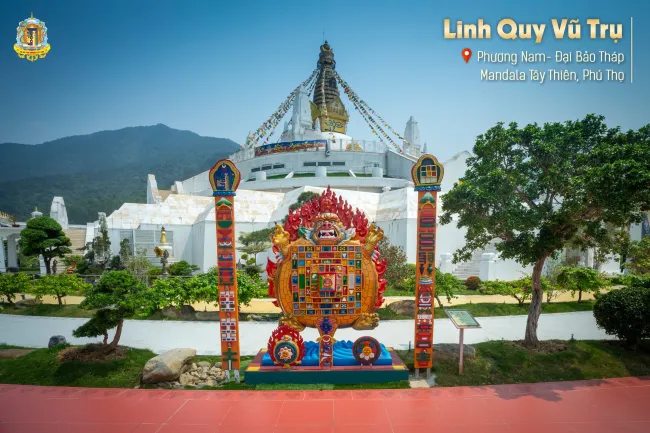 Vị Bồ Tát Cầm Gươm